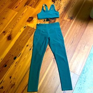 Old Navy sports bra and high-rise leggings in kids, size 14/16